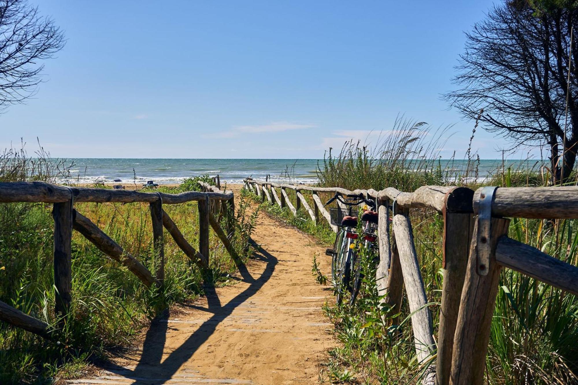 Embrace The Sea Breeze In Bibione Apartment Exterior photo